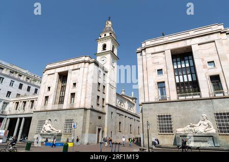 Torino, Italia - 28 marzo 2022: Piazza CLN è una piccola piazza situata nel centro storico di Torino, proprio dietro le due chiese gemelle di Piazza San C. Foto Stock