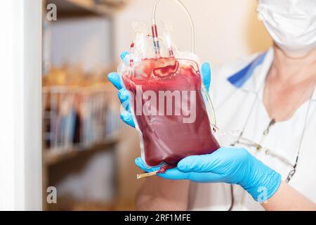 Confezione di sangue per trasfusione su sfondo bianco, vista dall'alto. Giorno di donazione Foto Stock