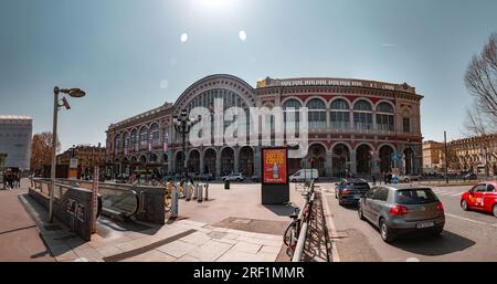 Torino, Italia - 28 marzo 2022: La stazione di Torino porta nuova è la principale stazione ferroviaria di Torino, la terza stazione più trafficata d'Italia dopo Roma Foto Stock