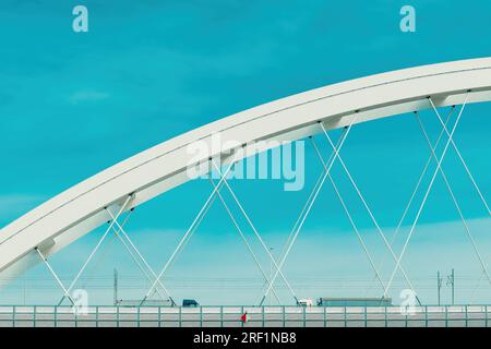 Due semi-camion che attraversano il ponte sul Danubio a Novi Sad Foto Stock