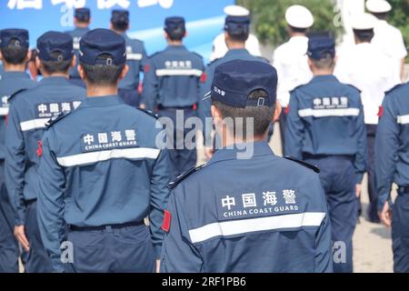 YANTAI, CINA - 28 LUGLIO 2023 - ufficiali e soldati della guardia costiera si schierano per partecipare alle forze dell'ordine marittime congiunte a Yantai, provincia dello Shandong Foto Stock