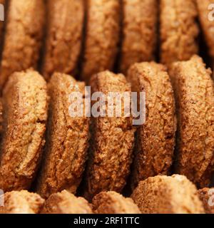 Farinata d'avena fresca e dolce, impilata una alla volta, confezionata in modo pratico. Sfondo delizioso Foto Stock