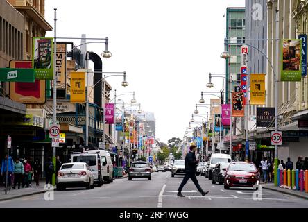 Una vista generale di Hindley Street ad Adelaide, Australia. Data foto: Domenica 31 luglio 2023. Foto Stock