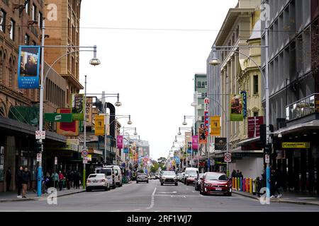 Una vista generale di Hindley Street ad Adelaide, Australia. Data foto: Domenica 31 luglio 2023. Foto Stock