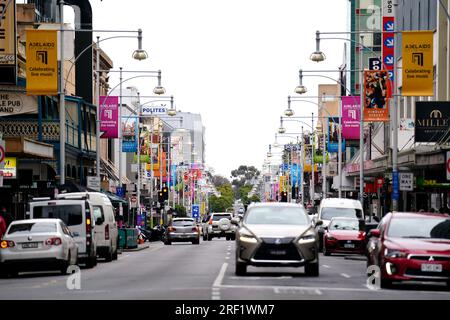 Una vista generale di Hindley Street ad Adelaide, Australia. Data foto: Domenica 31 luglio 2023. Foto Stock