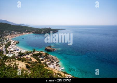 Sorvolando un drone sulla spiaggia di Jali, una delle più belle spiagge della Riviera albanese, l'Albania. Foto Stock