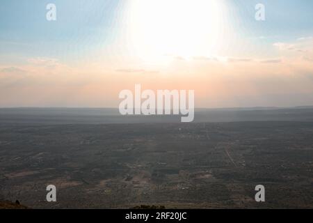 Escursioni nella foresta di Ngong Hills, area ricreativa per picnic, stazione di energia eolica, paesaggi keniani, tramonto, alba, grande Rift Valley, Kajiado Coun Foto Stock