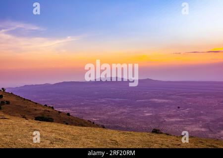 Escursioni nella foresta di Ngong Hills, area ricreativa per picnic, stazione di energia eolica, paesaggi keniani, tramonto, alba, grande Rift Valley, Kajiado Coun Foto Stock