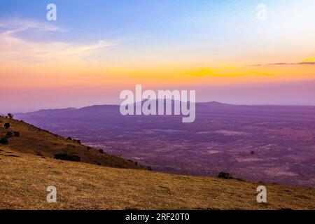 Escursioni nella foresta di Ngong Hills, area ricreativa per picnic, stazione di energia eolica, paesaggi keniani, tramonto, alba, grande Rift Valley, Kajiado Coun Foto Stock