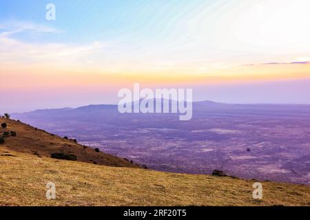 Escursioni nella foresta di Ngong Hills, area ricreativa per picnic, stazione di energia eolica, paesaggi keniani, tramonto, alba, grande Rift Valley, Kajiado Coun Foto Stock