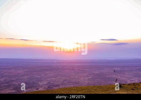 Escursioni nella foresta di Ngong Hills, area ricreativa per picnic, stazione di energia eolica, paesaggi keniani, tramonto, alba, grande Rift Valley, Kajiado Coun Foto Stock