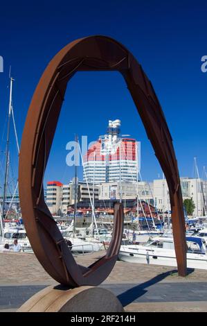 Arte moderna e Utkiken Tower by the Harbour, Vaestergoetland, Lilla Bommen, Gothenburg, Vastergotland, Svezia Foto Stock