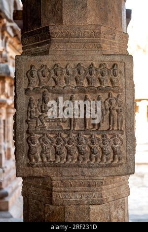 Scultura raffigurante il matrimonio di Kartikeya con il dubbioso di Indra Jayanti o Devasena, pilastri interni, agra mandapa, tempio Airavatesvara a Darasuram vicino Foto Stock