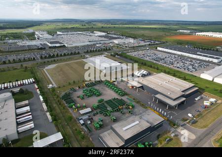 Vista panoramica aerea panoramica della zona industriale TPCA (Toyota Peugeot Citroën Automobile) di Ovcary, grande fabbrica di automobili Foto Stock