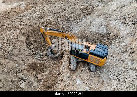 Foto aerea di un escavatore che lavora su strada Foto Stock