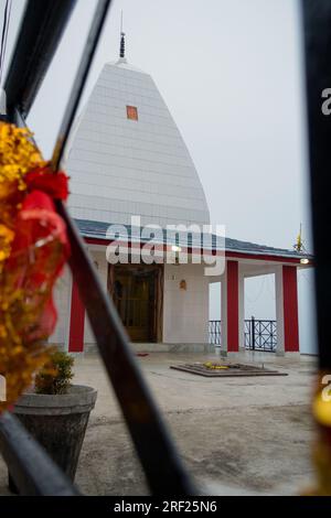 Data: 14 ottobre 2022. Tempio indù a Dehradun, Uttarakhand, India, caratterizzato da rituali tradizionali con un hawan Kund nel cortile. Foto Stock