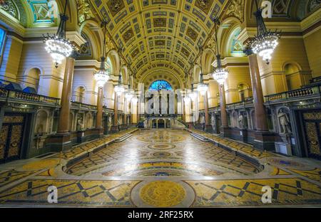 Il Minton Floor presso la St George's Hall, Liverpool, viene svelato prima di essere esposto al pubblico fino al 18 agosto. Il mosaico vittoriano, raramente visto a mano, di oltre 30.000 piastrelle Minton, fu posato nel 1852, ma coperto da un pavimento di legno negli anni '1860 per evitare danni da danze ed eventi. Data immagine: Lunedì 31 luglio 2023. Foto Stock