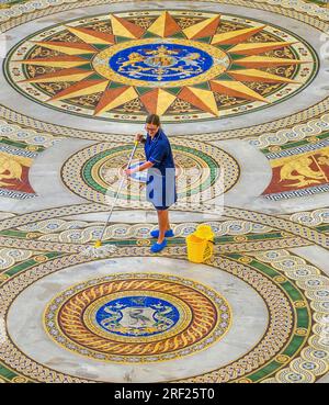 Louise Brewis pulisce il pavimento di Minton alla St George's Hall, Liverpool, prima che venga esposto al pubblico fino al 18 agosto. Il mosaico vittoriano, raramente visto a mano, di oltre 30.000 piastrelle Minton, fu posato nel 1852, ma coperto da un pavimento di legno negli anni '1860 per evitare danni da danze ed eventi. Data immagine: Lunedì 31 luglio 2023. Foto Stock