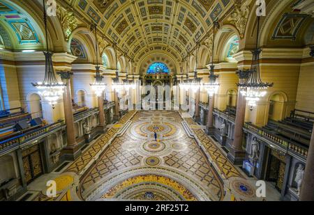 Louise Brewis pulisce il pavimento di Minton alla St George's Hall, Liverpool, prima che venga esposto al pubblico fino al 18 agosto. Il mosaico vittoriano, raramente visto a mano, di oltre 30.000 piastrelle Minton, fu posato nel 1852, ma coperto da un pavimento di legno negli anni '1860 per evitare danni da danze ed eventi. Data immagine: Lunedì 31 luglio 2023. Foto Stock