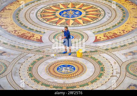 Louise Brewis pulisce il pavimento di Minton alla St George's Hall, Liverpool, prima che venga esposto al pubblico fino al 18 agosto. Il mosaico vittoriano, raramente visto a mano, di oltre 30.000 piastrelle Minton, fu posato nel 1852, ma coperto da un pavimento di legno negli anni '1860 per evitare danni da danze ed eventi. Data immagine: Lunedì 31 luglio 2023. Foto Stock