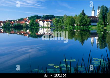 Lago di Bad Forest con chiesa collegiata, lago di Costanza, Baden-Wuerttemberg, Germania Foto Stock