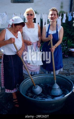 Donne che lavano il bucato, Baechlefest, Bad Saulgau, Baden-Wuerttemberg, Germania Foto Stock