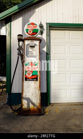 La vecchia pompa di benzina contiene benzina Sky Chief introdotta dalla Texaco nel 1938. Foto Stock