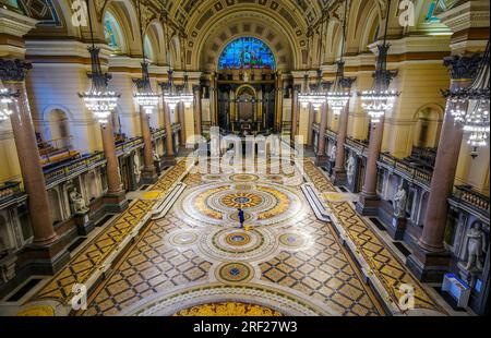 Louise Brewis pulisce il pavimento di Minton alla St George's Hall, Liverpool, prima che venga esposto al pubblico fino al 18 agosto. Il mosaico vittoriano, raramente visto a mano, di oltre 30.000 piastrelle Minton, fu posato nel 1852, ma coperto da un pavimento di legno negli anni '1860 per evitare danni da danze ed eventi. Data immagine: Lunedì 31 luglio 2023. Foto Stock