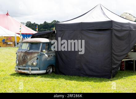 VW a schermo diviso come parte di uno stand al Warwick Folk Festival, Warwickshire, Inghilterra, Regno Unito Foto Stock