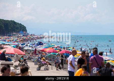 6 agosto 2022. Georgia. Villaggio Ureki. Spiaggia centrale con sabbia nera magnetica. C'era un gran numero di persone sulla spiaggia. Foto Stock