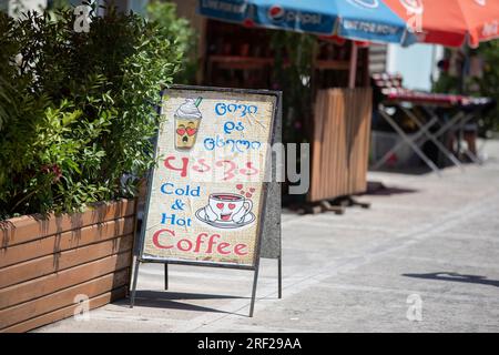 6 agosto 2022. Georgia, villaggio Ureki. Un vecchio cartellone che dice tè caldo e caffè in georgiano. Foto Stock