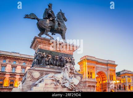 Milano, Italia - Piazza del Duomo e Galleria Vittorio Emanuele, crepuscolo mattutino. Foto Stock