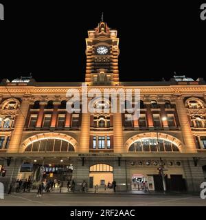 770 Elizabeth Street: Ingresso di notte e torre dell'orologio della stazione ferroviaria di Flinders Street. Melbourne-Australia. Foto Stock