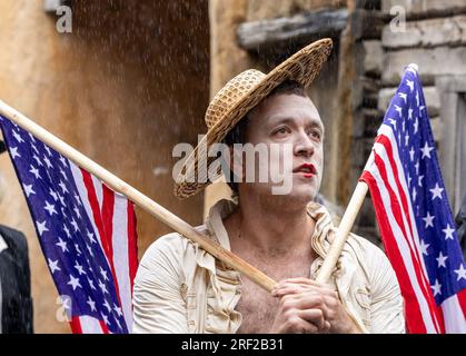 Edimburgo, Regno Unito. Il 31 luglio 2023 nella foto: Il cast di Cowboys, nativi americani, missionari e cercatori d'oro nella Wild West Street a Morningside, Edimburgo, prima di fare le prove per il loro Premier britannico di Dark Noon. Date degli spettacoli dal 2 al 27 agosto presso Pleasance presso EICC (non 9, 16 o 23) alle 17:00. Crediti: Rich Dyson/Alamy Live News Foto Stock