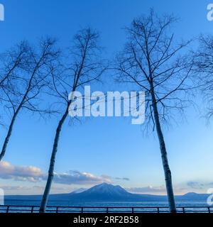 Monte Tarumae dal lago Shikotsu, Hokkaido, Giappone Foto Stock