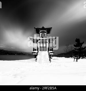 Foto a lunga esposizione del santuario di Ukimido coperto di neve presso il lago Toya, Hokkaido, Giappone Foto Stock