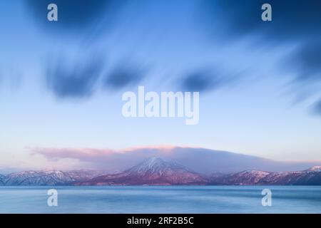 Ripresa a lunga esposizione dell'alba al lago Shikotsu, Hokkaido, Giappone Foto Stock