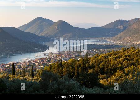 Vista mattutina del villaggio di Nydri sull'isola di Lefkada. Foto Stock