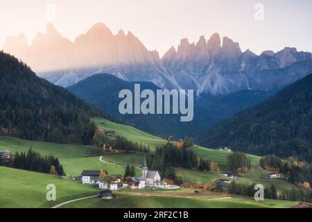Soleggiata vista mattutina sulla campagna di St. Magdalena, Santa Maddalena nel Parco Nazionale Puez Odle Foto Stock
