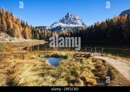 Maestoso paesaggio del lago di Antorno con sullo sfondo la famosa vetta delle tre Cime di Lavaredo. Foto Stock