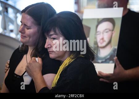 Kiev, Ucraina. 28 luglio 2023. I parenti piangono vicino alla bara durante una cerimonia di addio per il violinista ucraino David Yakushin, morto in battaglia con l'esercito russo, a Kiev. (Immagine di credito: © Oleksii Chumachenko/SOPA Images via ZUMA Press Wire) SOLO USO EDITORIALE! Non per USO commerciale! Foto Stock