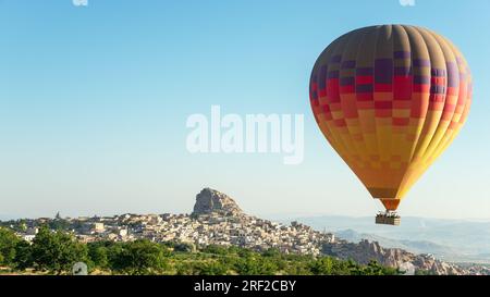 Mongolfiera nel cielo Foto Stock
