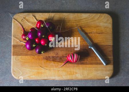 Freschezza su un tagliere di legno in una cucina Foto Stock