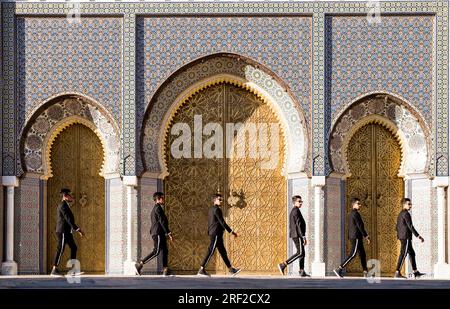 Uomo marocchino con occhiali da sole e completo accanto al Palazzo reale di Fe Foto Stock