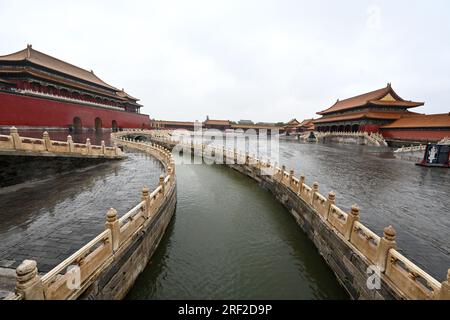 (230731) -- PECHINO, 31 luglio 2023 (Xinhua) -- il fiume d'Oro interno è visto all'interno della città Proibita di Pechino, capitale della Cina, 31 luglio 2023. Mentre la città di Pechino è stata colpita dalle piogge negli ultimi giorni, la città Proibita è rimasta libera dalle inondazioni grazie al sistema di drenaggio sonoro. Il sistema, costruito per la prima volta durante la dinastia Ming (1368-1644), conserva ancora antichi fossati pluviali lunghi fino a 15 chilometri, di cui 13 sono nascosti. Tutti quei fossati conducono al fiume d'Oro interno collegato al fossato circostante fuori dalla città Proibita e al fiume d'Oro esterno Foto Stock