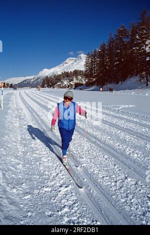 Seniorin (73) in der Langlauf-Loipe über den Silser SEE * donna anziana su pista di fondo vicino a Sils, Svizzera Foto Stock