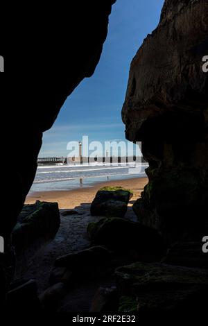 Whitby, Yorkshire, Regno Unito, Inghilterra, grotte sulla spiaggia di Whitby, grotte di Whitby, grotta di Whitby, molo di Whitby dalla grotta, molo di whitby, spiaggia di Whitby, all'interno della grotta Foto Stock