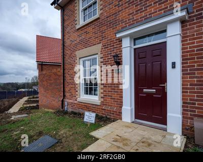 Nuovissima casa costruita in mattoni moderni costruita in stile tradizionale sullo sviluppo abitativo nel Suffolk, inghilterra Foto Stock