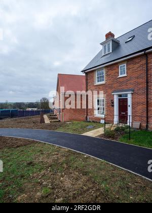 Nuovissimo edificio moderno a tre piani costruito in mattoni costruito in stile tradizionale sullo sviluppo abitativo a Suffolk, Inghilterra. Foto Stock