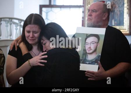 Kiev, Ucraina. 28 luglio 2023. I parenti piangono vicino alla bara durante una cerimonia di addio per il violinista ucraino David Yakushin, morto in battaglia con l'esercito russo, a Kiev. (Foto di Oleksii Chumachenko/SOPA Images/Sipa USA) credito: SIPA USA/Alamy Live News Foto Stock